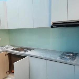 backdrop kitchen set kaca backsplash kitchen set warna putih